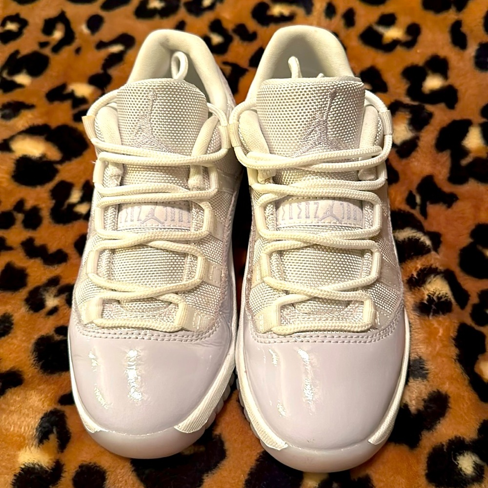 Girls JORDAN 11 RETRO LOW (PS) Size 1.5 White/Pure Violet-White Color